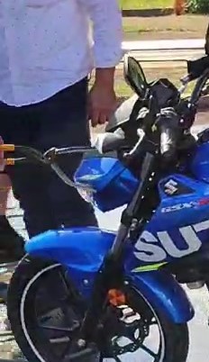 Yarış motoru sürerken direksiyondan yılan çıktı