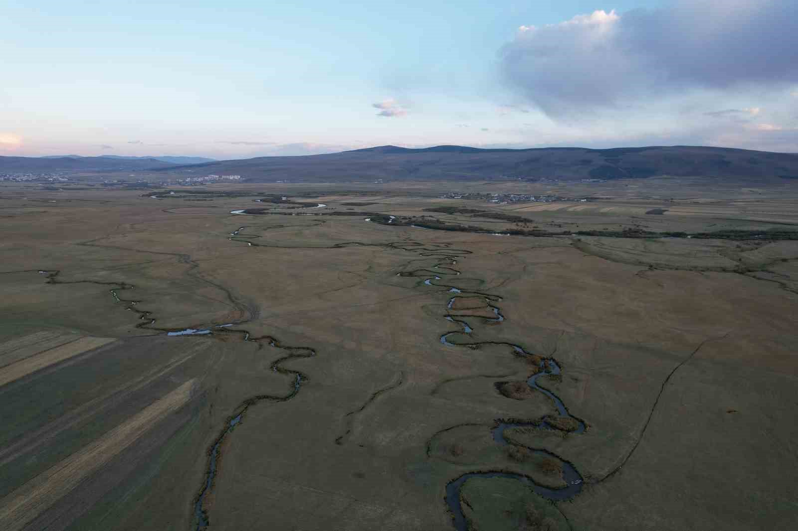 Doğanın "kılcal damarları" menderesler havadan g&ouml;r&uuml;nt&uuml;lendi
