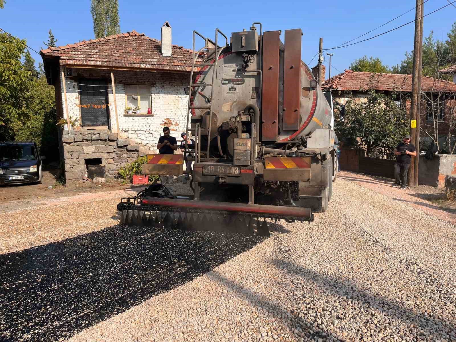 Sındırgı Kırsalında Asfalt &Ccedil;alışmaları devam ediyor
