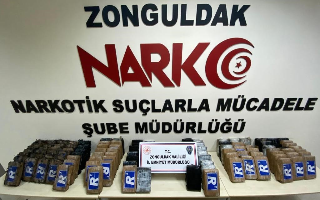 Kolombiya&rsquo;dan gelen gemide 141.5 kilo kokain ele ge&ccedil;irildi
