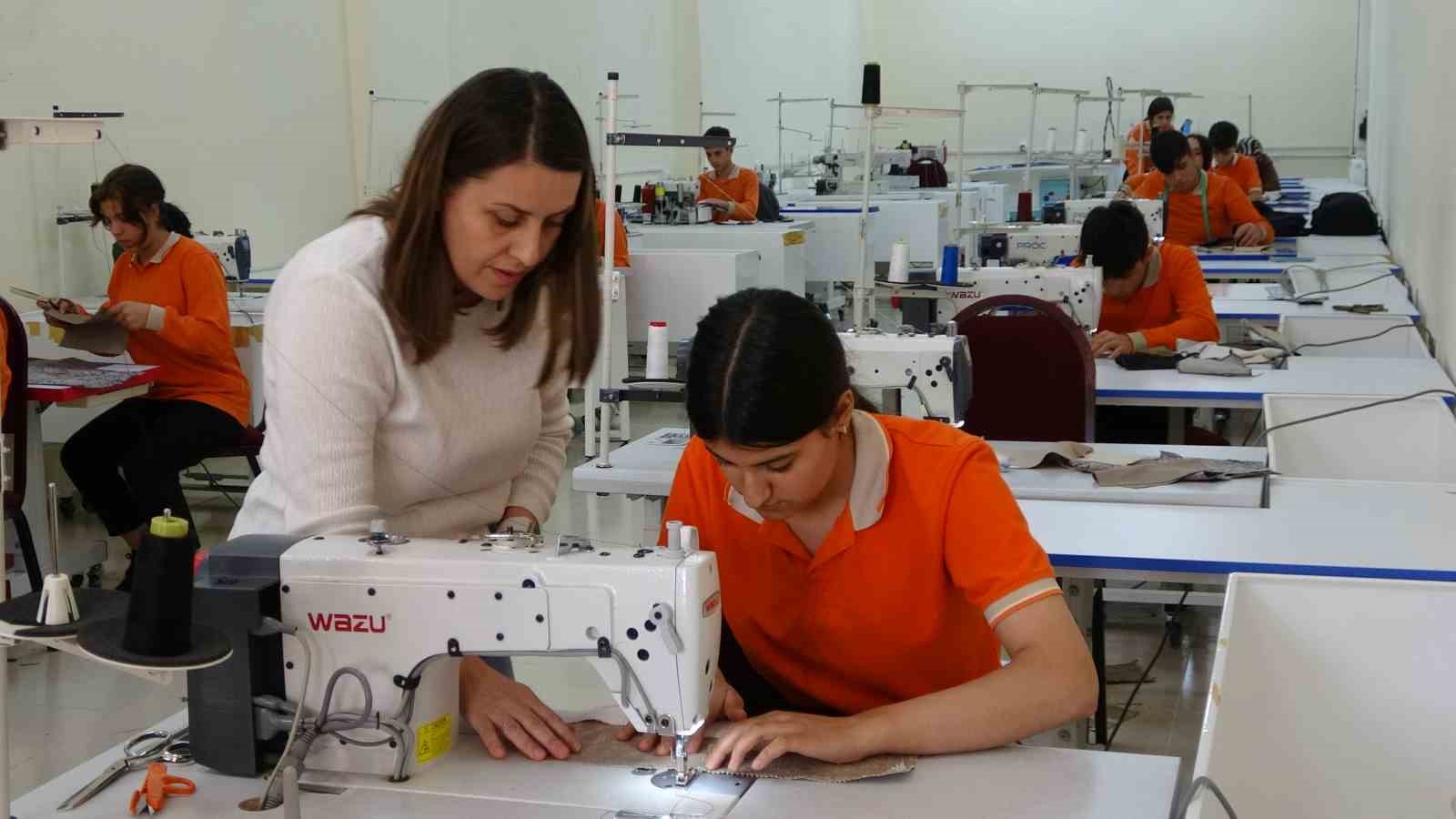 Mesleğe dikiş yaparak hazırlanıyorlar
