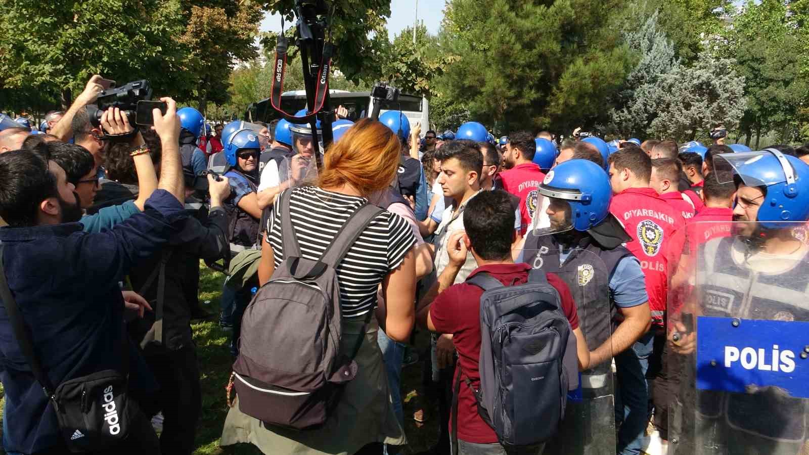 Diyarbakır&rsquo;da izinsiz y&uuml;r&uuml;y&uuml;şte g&ouml;zaltına alınan 104 kişiden 103&rsquo;&uuml; serbest bırakıldı
