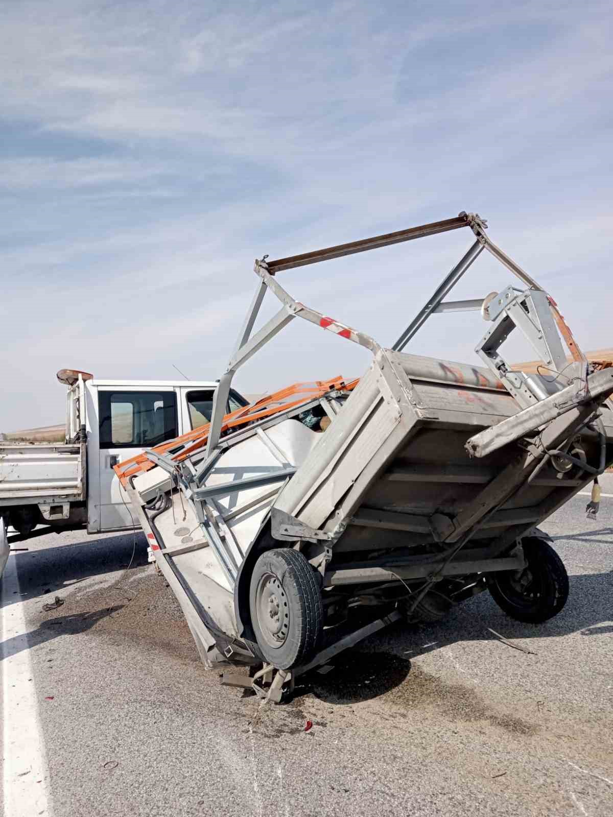 Yol çizgilerini çizen römorka arkadan çarpan araçtaki iki kişi yaralandı