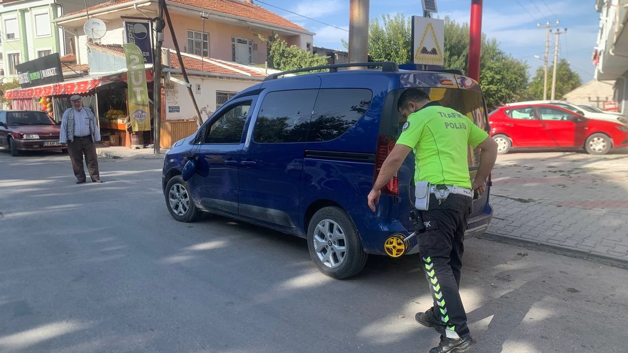 Aracın &ccedil;arptığı &ccedil;ocuk yola savruldu, o anlar kameraya yansıdı
