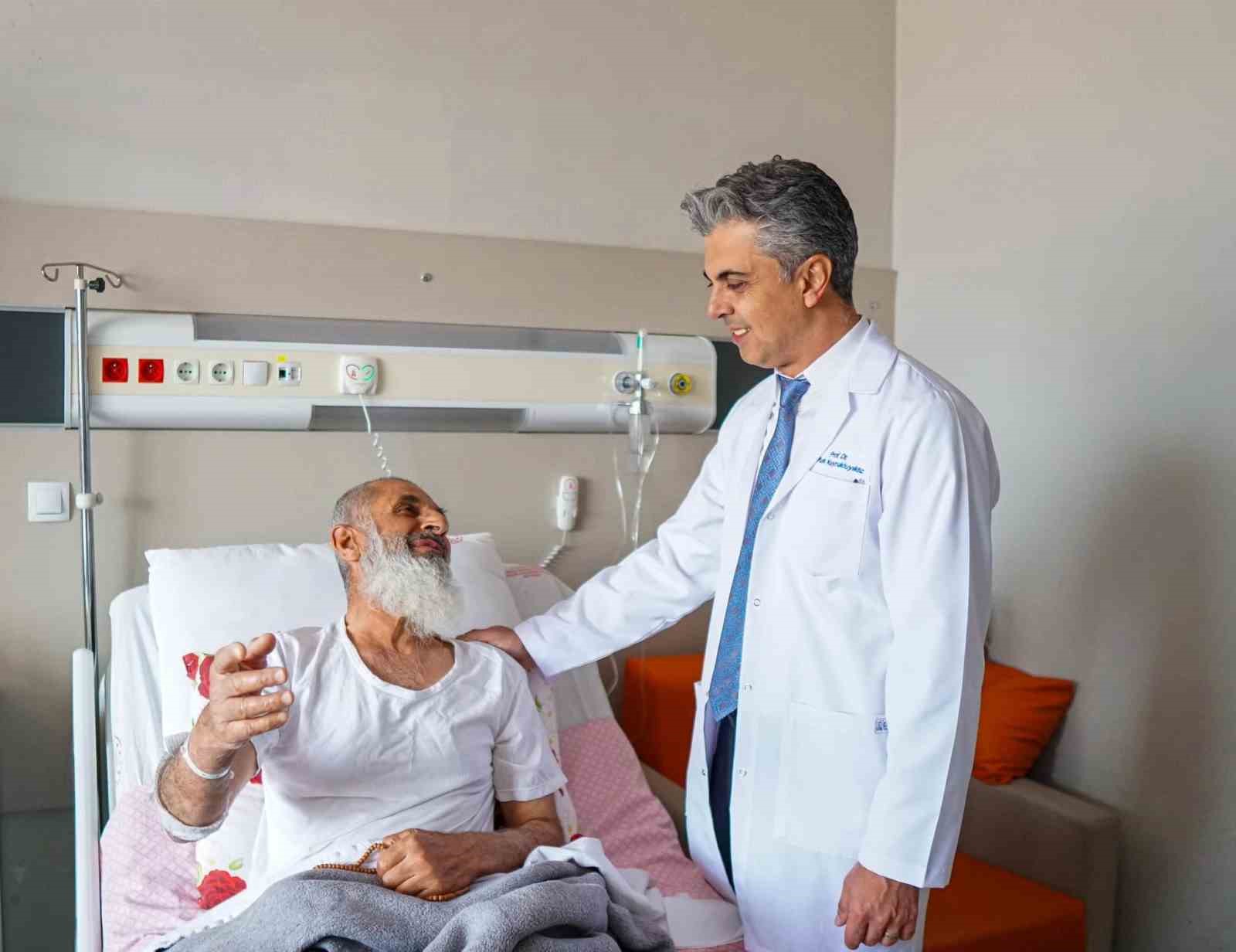 Başhekim Kuyrukluyıldız hastalarla yakından ilgileniyor
