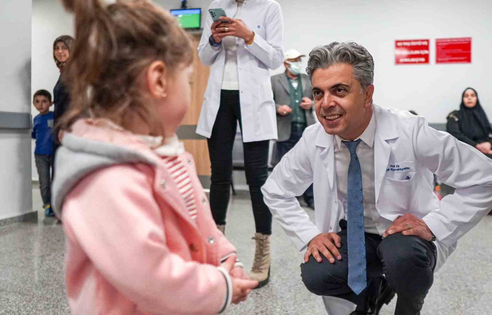 Başhekim Kuyrukluyıldız hastalarla yakından ilgileniyor

