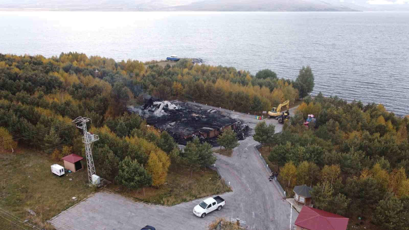 Kars&rsquo;ta 2 milyona mal olan k&uuml;t&uuml;k ev k&uuml;l oldu
