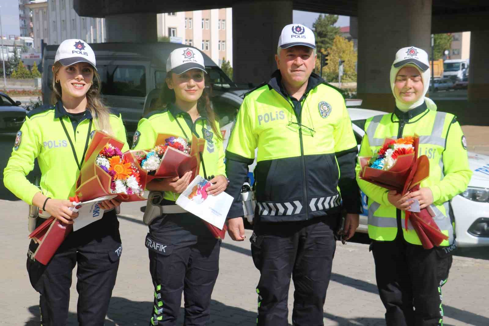 Halk otobüsü şoförlerinden kadın polislere sürpriz