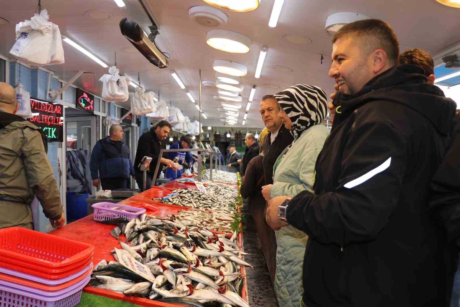 Vatandaş hamsi tezgahlarına akın etti
