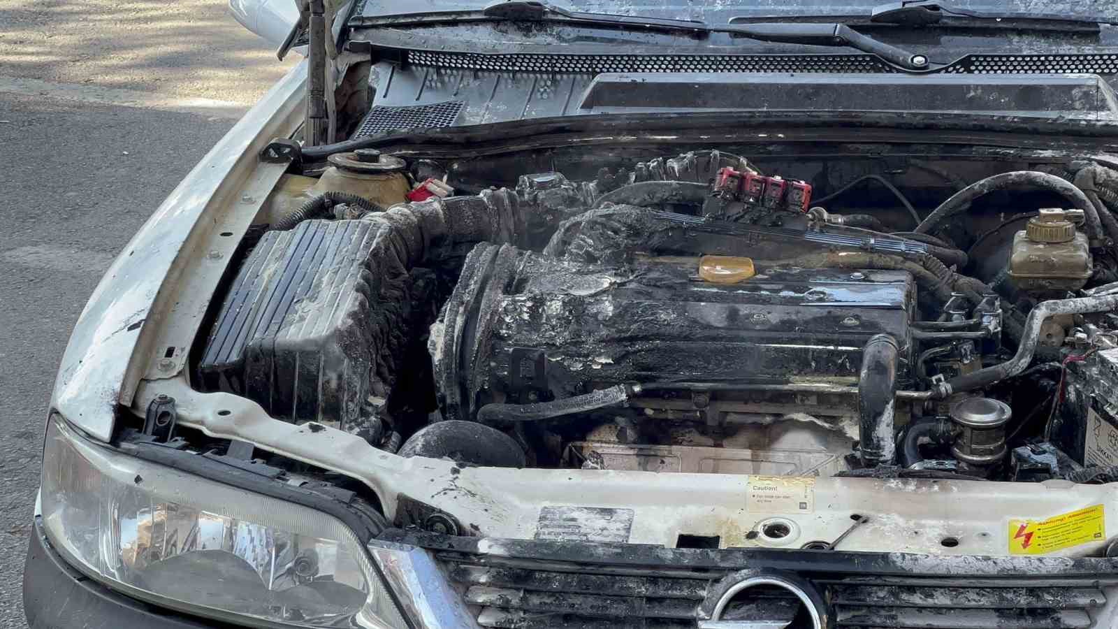 Seyir halinde yanan otomobili vatandaşlar s&ouml;nd&uuml;rd&uuml;
