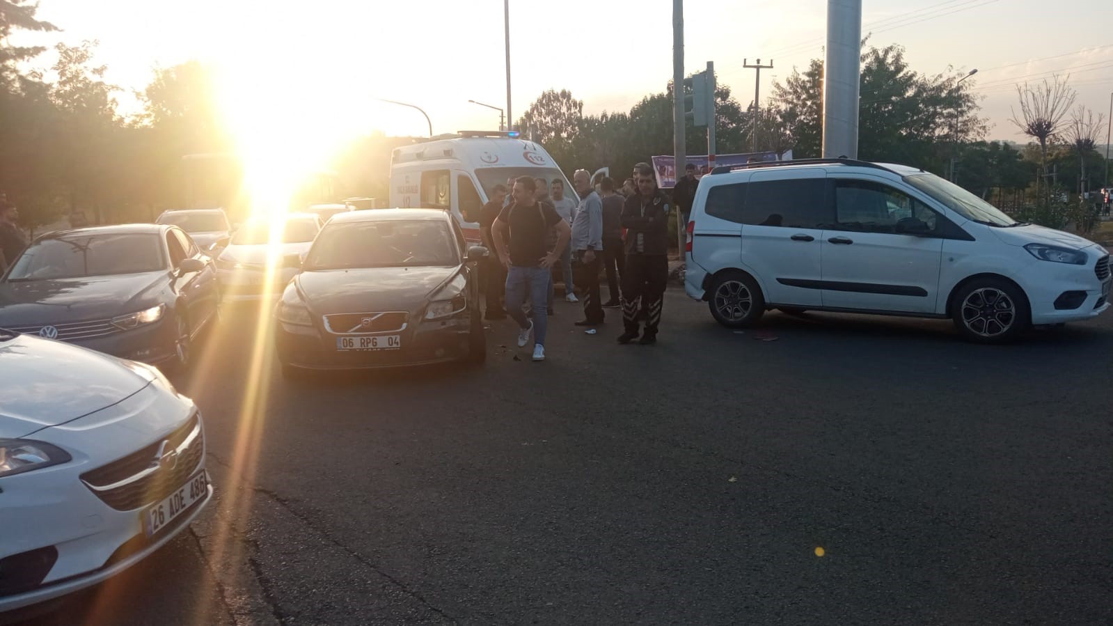 Diyarbakır&rsquo;da hasta taşıyan ambulans kazaya karıştı: 1 yaralı
