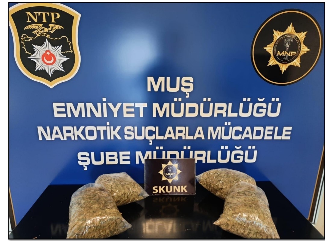 Polisten ka&ccedil;arken 4 torba uyuşturucuyu kanala attılar
