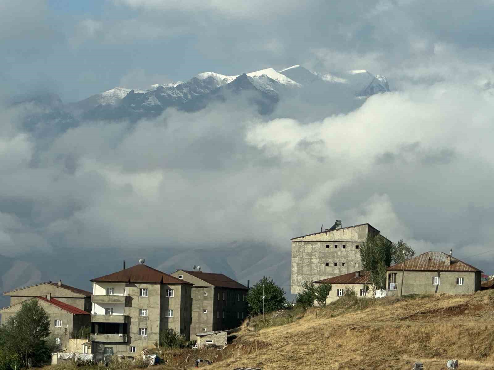 Y&uuml;ksekova&rsquo;nın y&uuml;ksek kesimleri beyaza b&uuml;r&uuml;nd&uuml;
