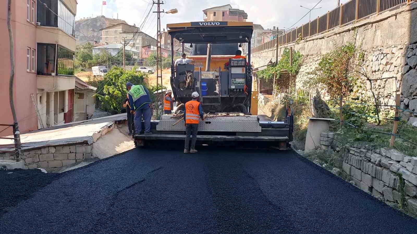 Hakkari’de asfalt mesaisi devam ediyor