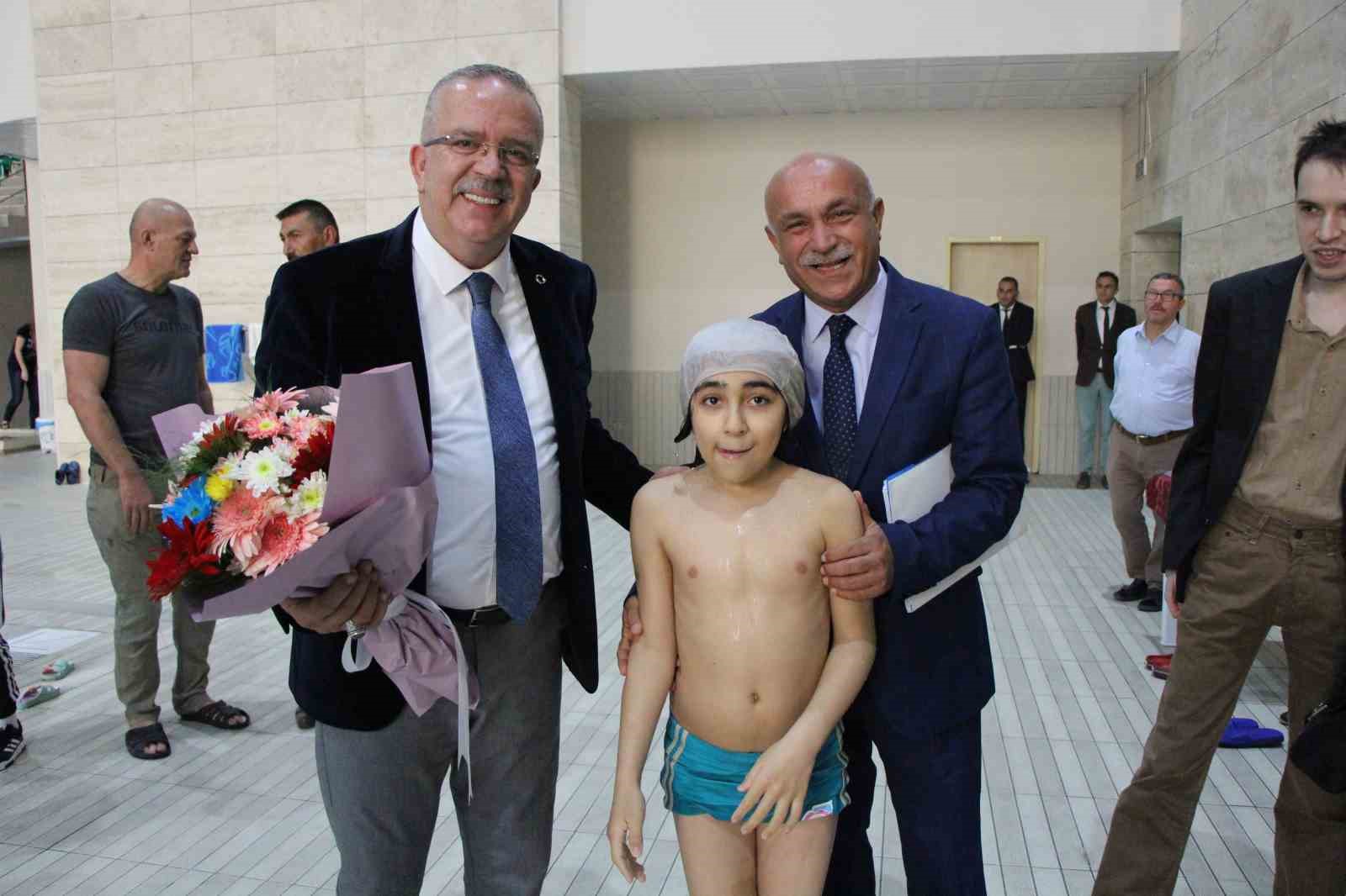 Sudan korkan otizmli çocukların yüzünü güldüren yüzme kursu