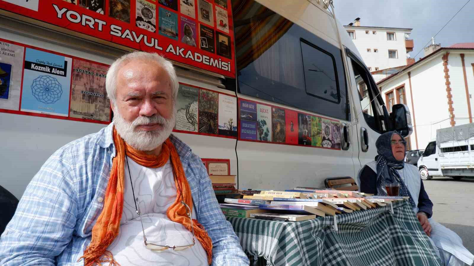 Karavan kitap ile Anadolu&rsquo;yu geziyorlar
