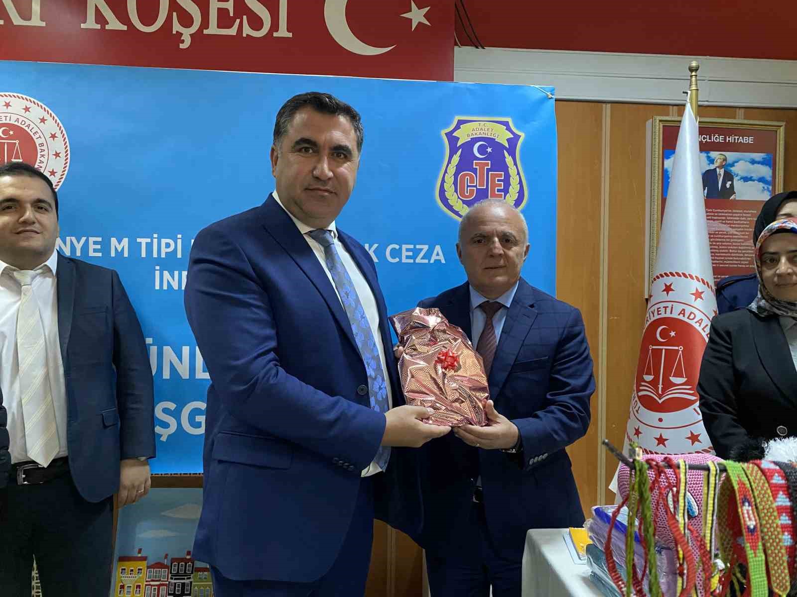 Tutuklu ve h&uuml;k&uuml;ml&uuml;lerin el emeği g&ouml;z nuru &uuml;r&uuml;nleri sergilendi
