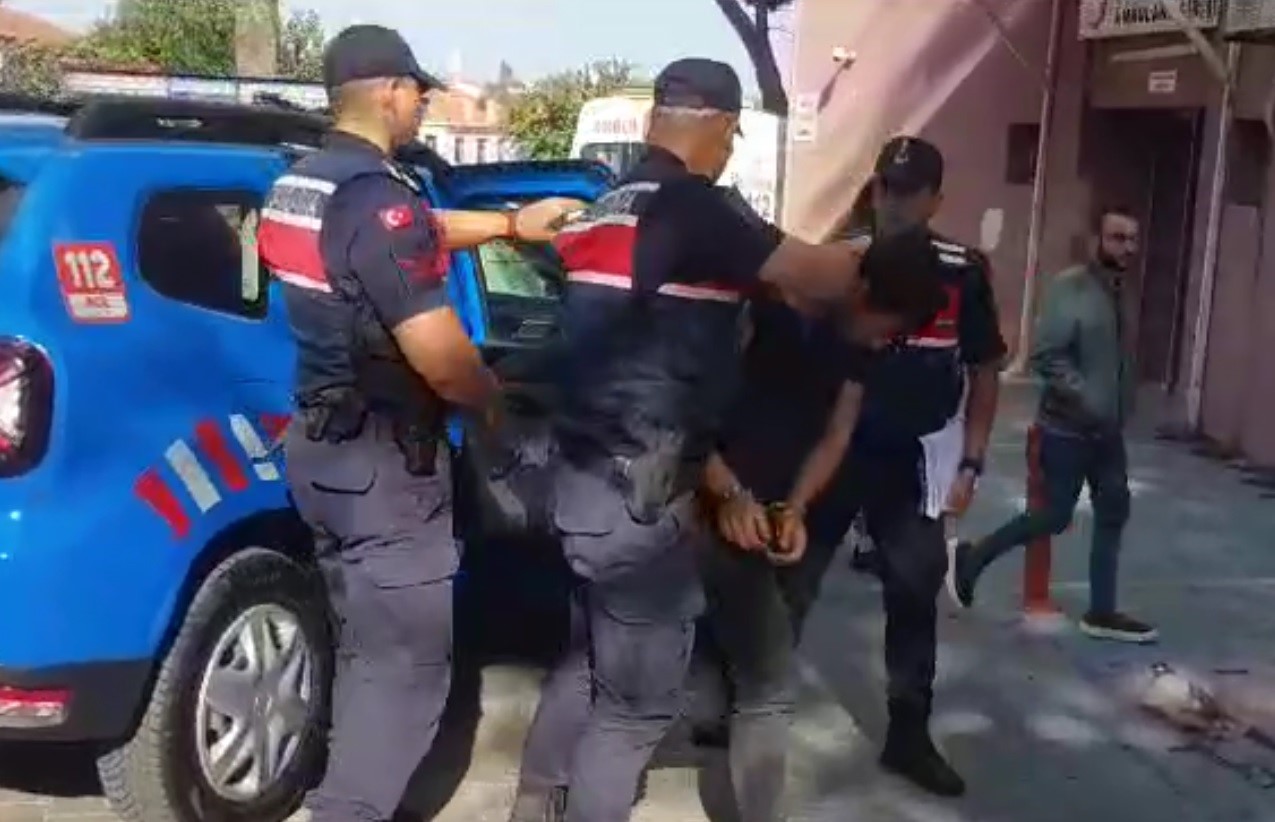 70 yaşındaki kadını kendini jandarma olarak tanıtan dolandırıcı, jandarmadan ka&ccedil;amadı
