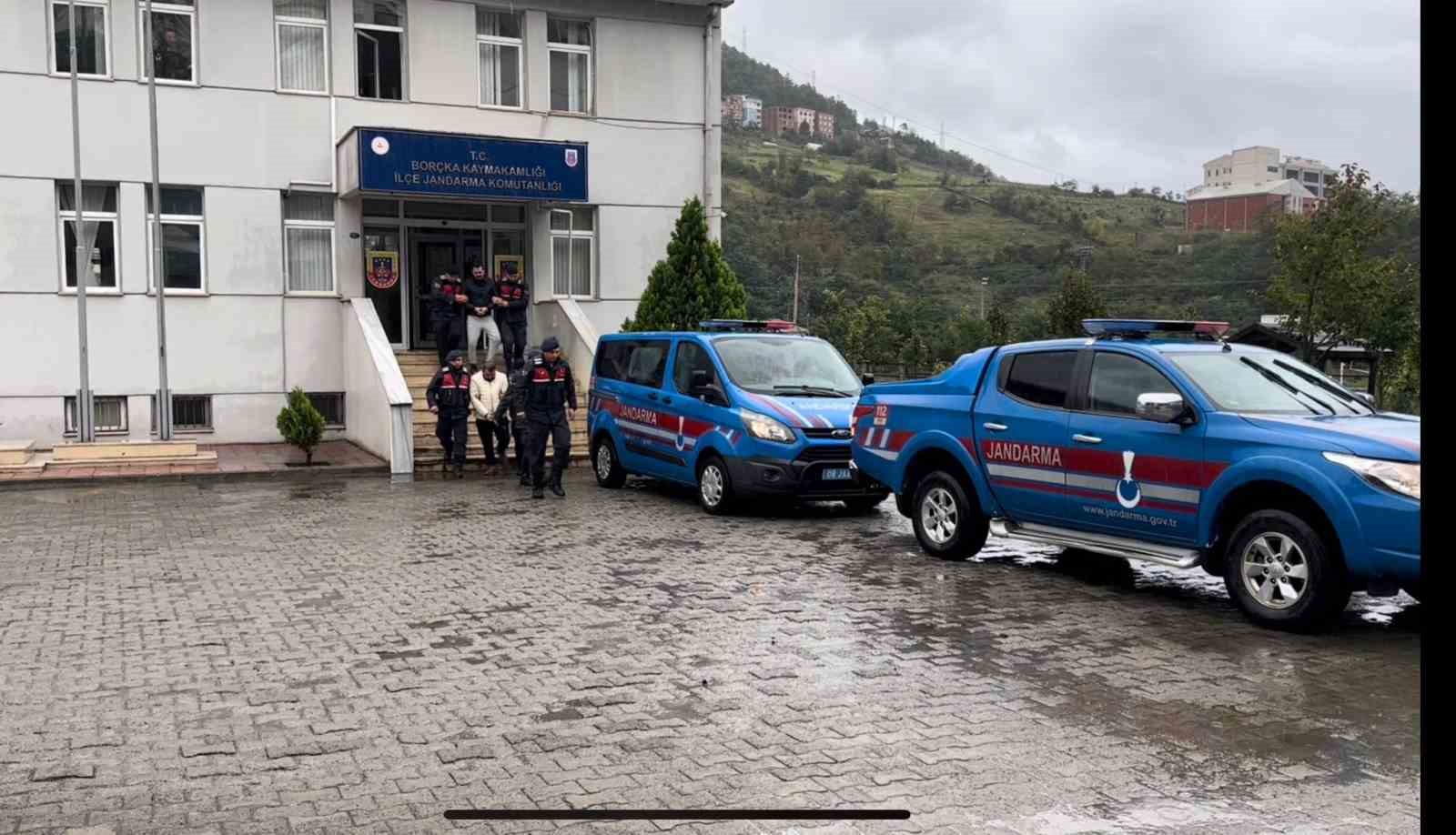 Artvin’de yakalanan firari şüpheli ile kaçışına yardım eden iki zanlı tutuklandı