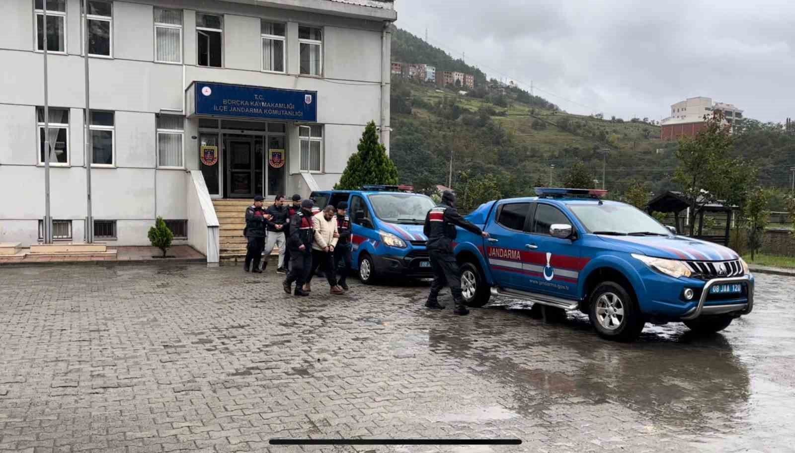 Artvin’de yakalanan firari şüpheli ile kaçışına yardım eden iki zanlı tutuklandı
