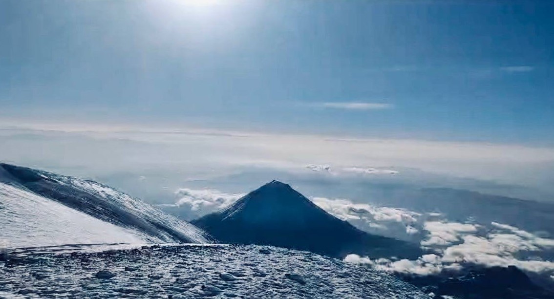 Minik Nisa annesiyle Ağrı Dağı zirvesine &ccedil;ıktı
