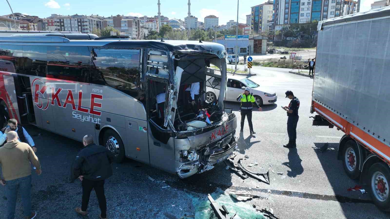 Yolcu otobüsü tırla çarpıştı: 3 yaralı