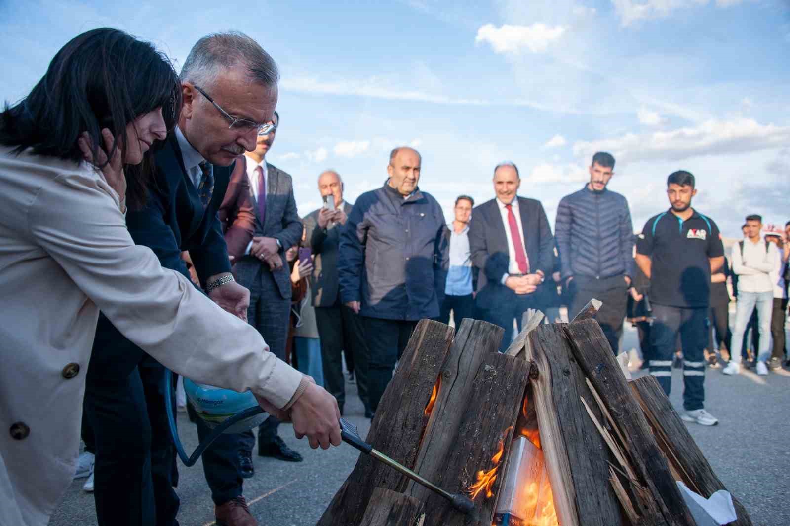 EBY&Uuml;&rsquo;de gen&ccedil;lik ateşi yakıldı, mehteran takımı konser verdi

