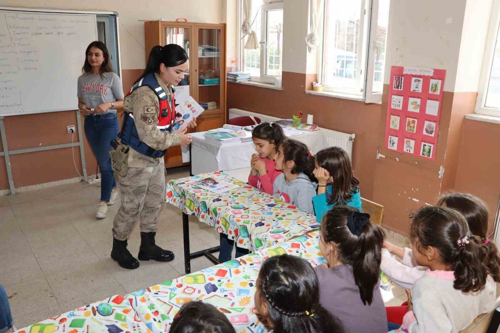 Jandarmadan Dünya Kız Çocukları Günü kutlaması