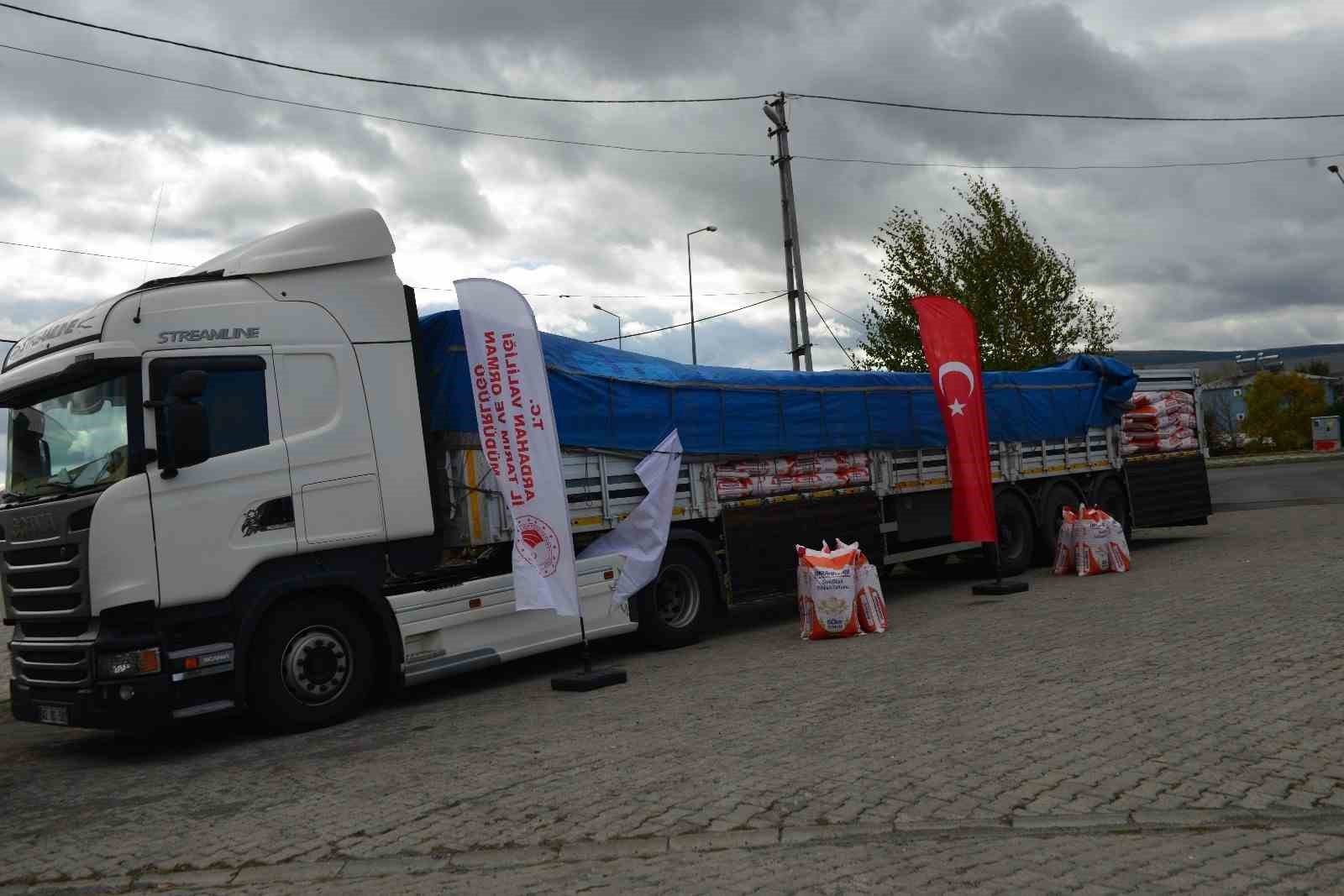 Ardahan&rsquo;da &uuml;reticilere 215 ton tritikale ve kavılca tohumu dağıtıldı

