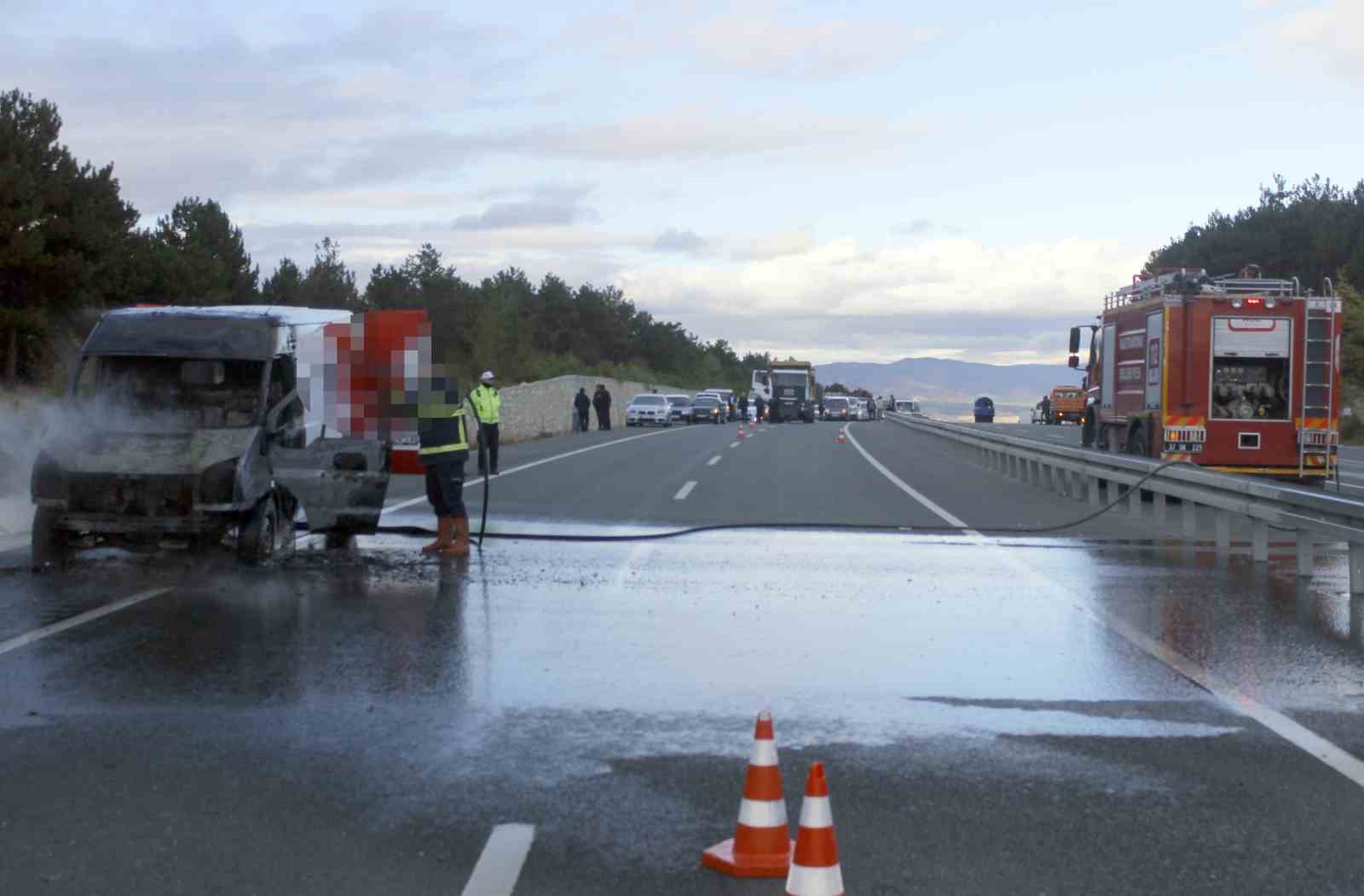 Kastamonu’da seyir halindeki kargo aracı yandı