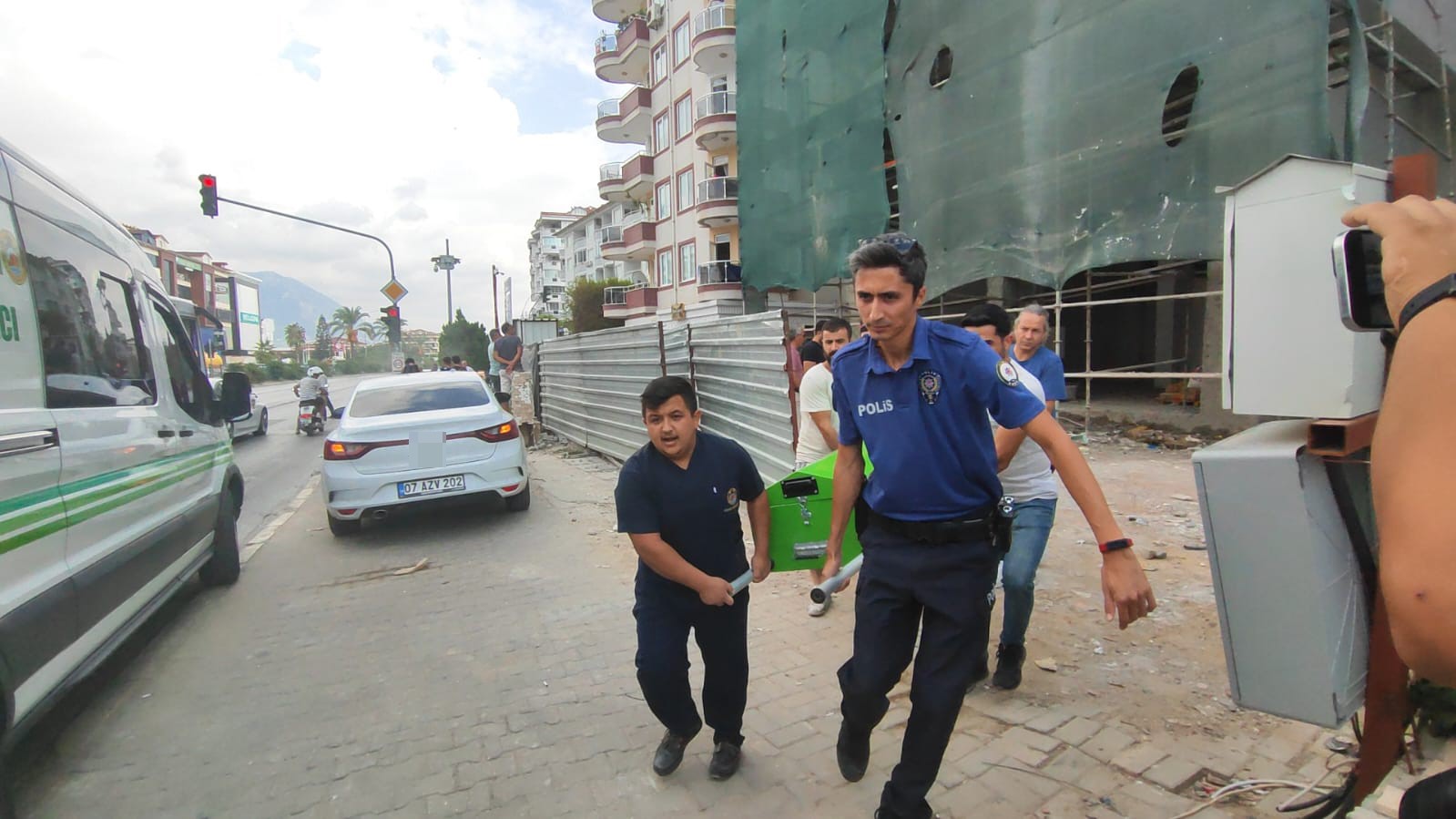 İnşaattan d&uuml;şen iş&ccedil;i hayatını kaybetti
