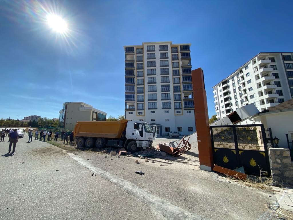 El frenini çekmeyi unuttuğu kamyonu park halindeki araçların arasına daldı