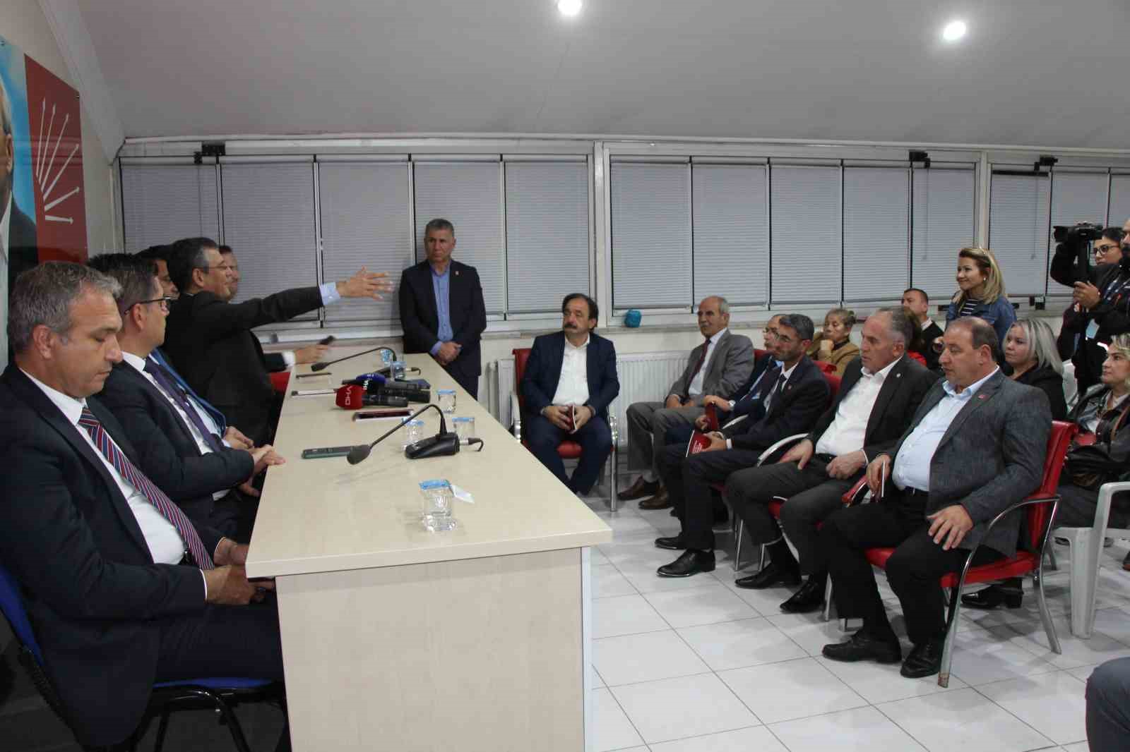 Dili s&uuml;r&ccedil;en &Ouml;zg&uuml;r &Ouml;zel &Uuml;sk&uuml;dar&rsquo;ı il yaptı 