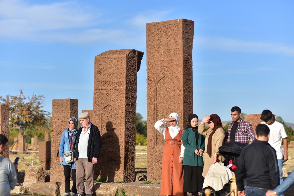 Ahlat Sel&ccedil;uklu Meydan Mezarlığı ziyaret&ccedil;i akınına uğruyor
