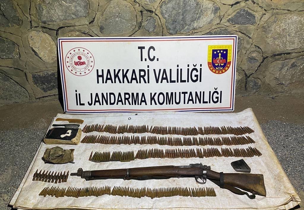 Hakkari’de terör operasyonu: Silah, mühimmat ve uyuşturucu ele geçirildi