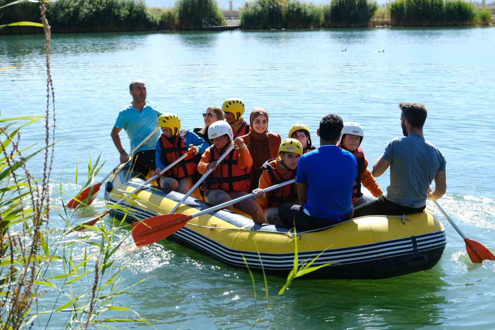 Özel çocukların rafting keyfi