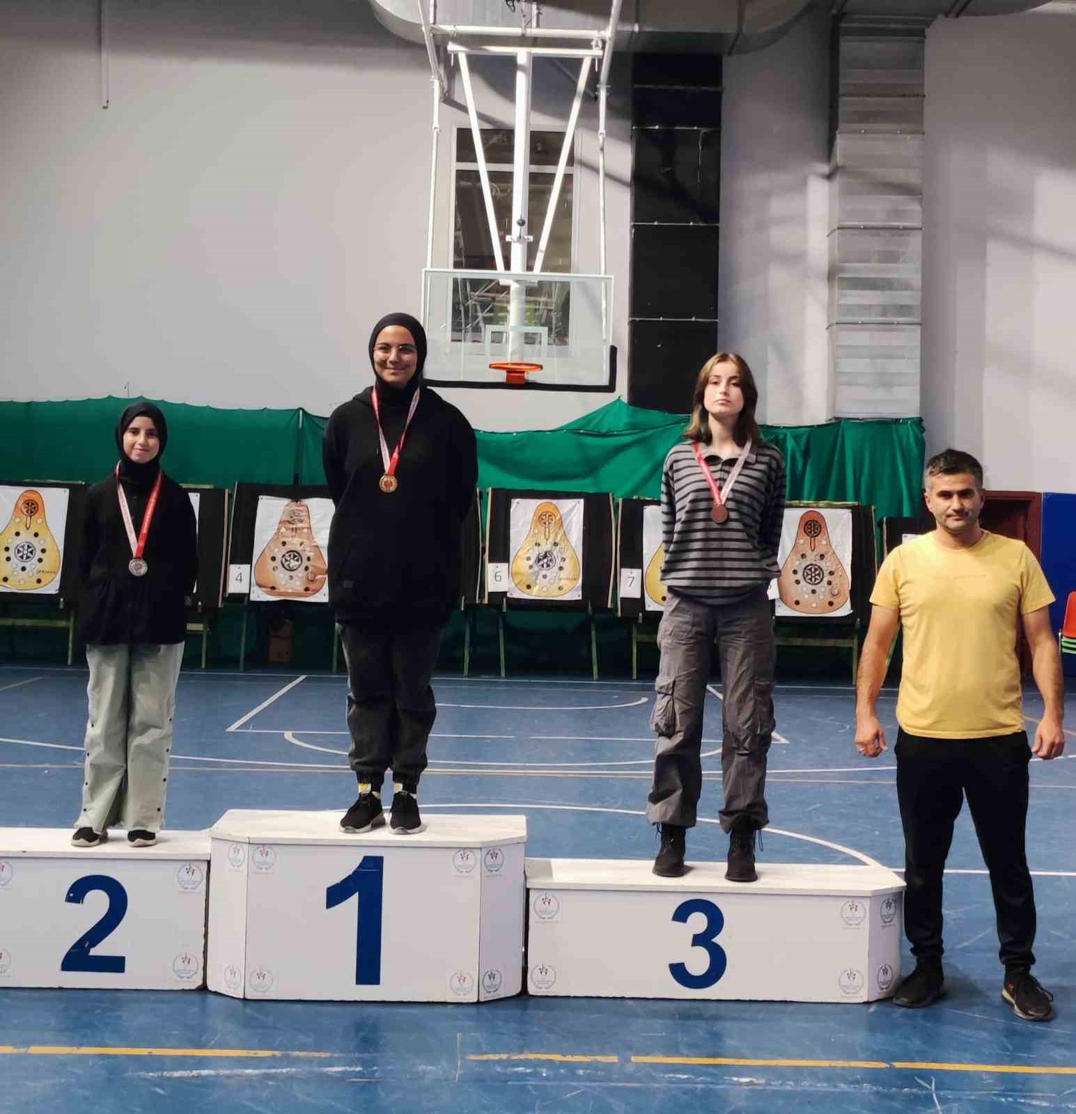 25 ok&ccedil;u hedefi vurmak i&ccedil;in yarıştı
