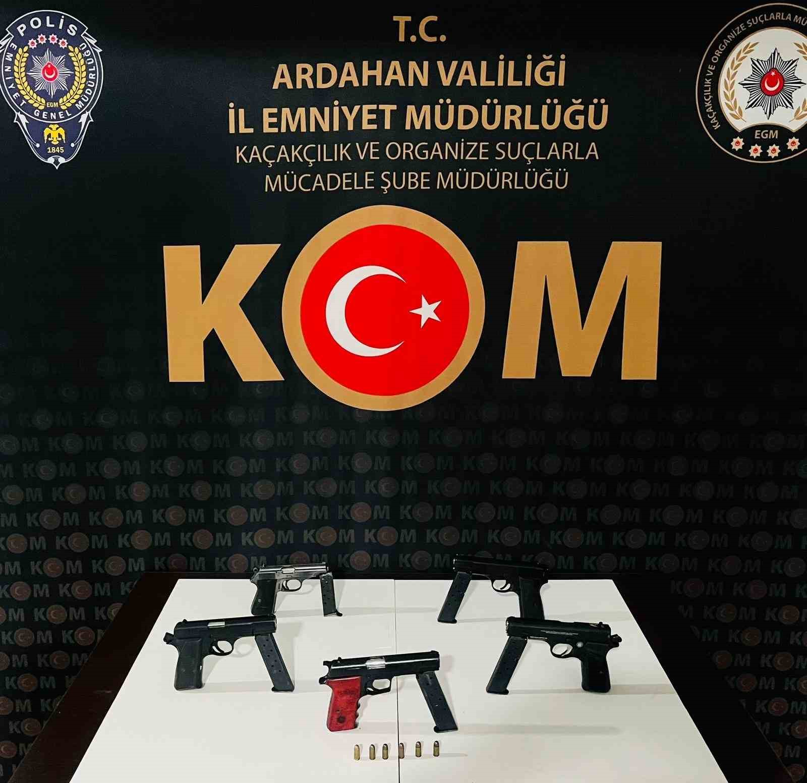 Arama yapılan ara&ccedil;tan 5 ruhsatsız tabanca &ccedil;ıktı
