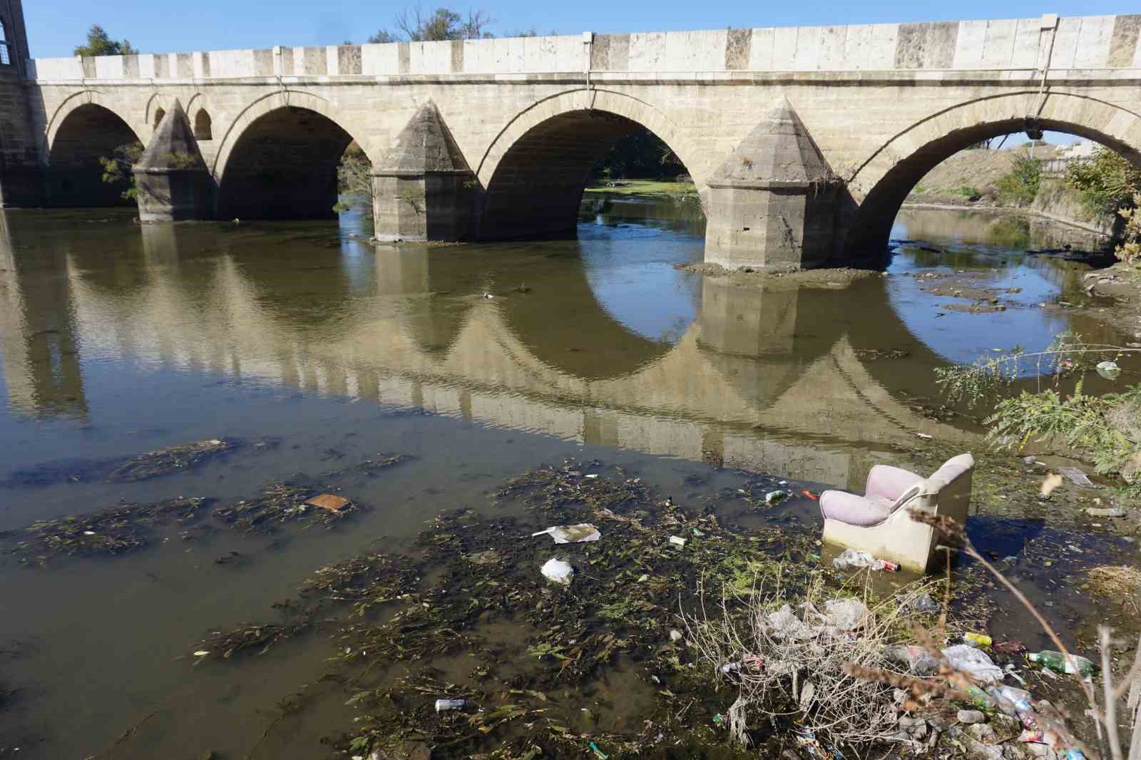 Tunca Nehri’ne atılan koltuk görenleri hayrete düşürdü