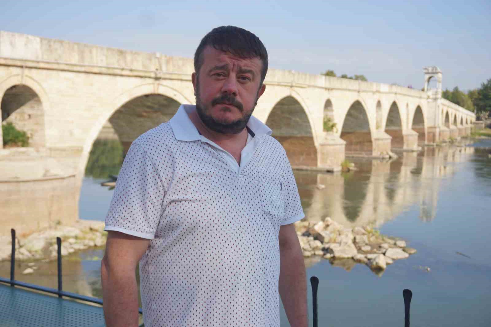 Tunca Nehri&rsquo;ne atılan koltuk g&ouml;renleri hayrete d&uuml;ş&uuml;rd&uuml;
