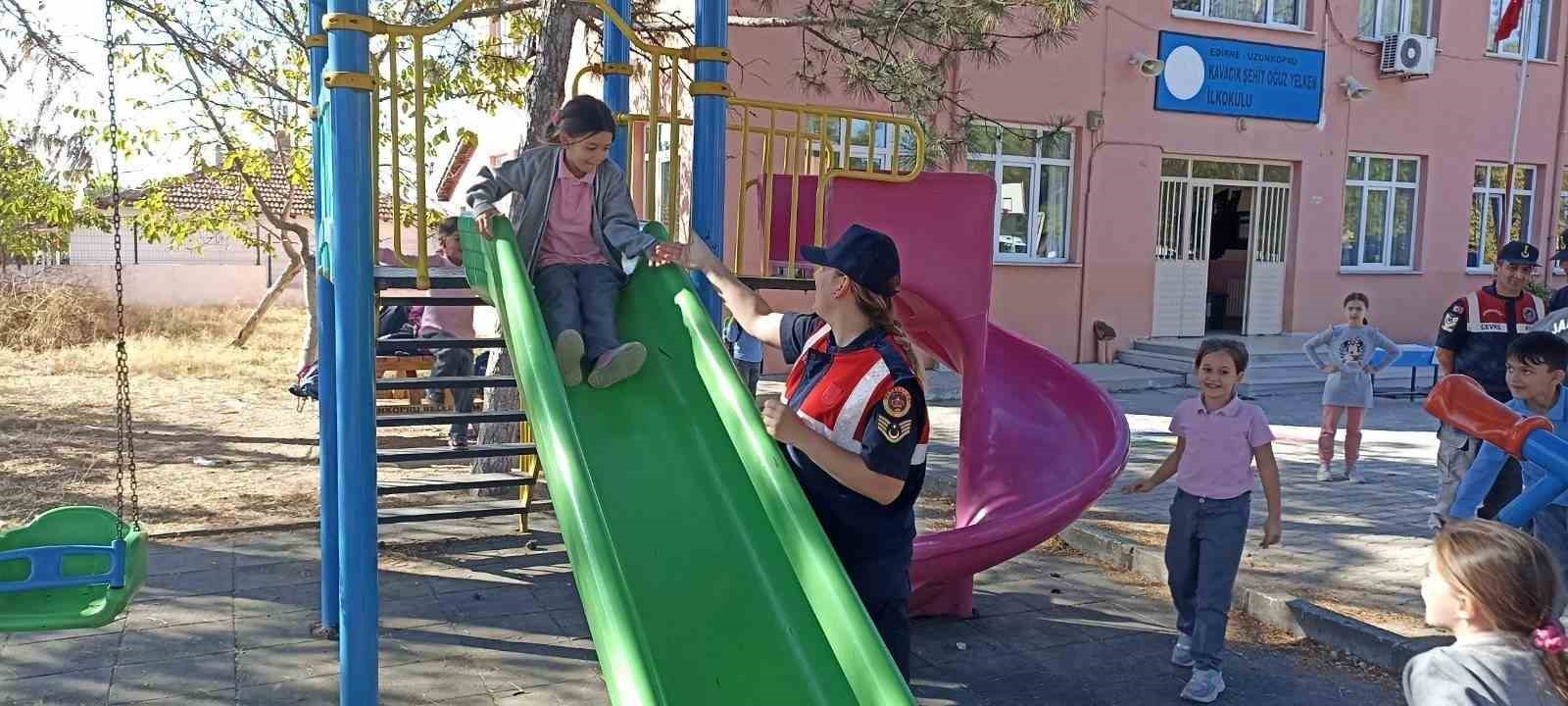 Edirne jandarması çocuklara vatan sevgisini aşıladı