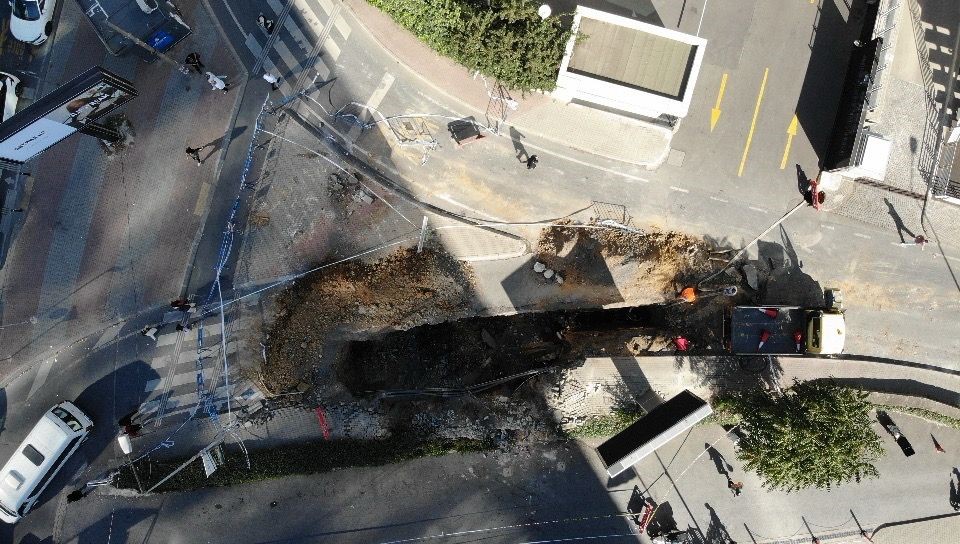 Şişli’de çöken kaldırımdaki onarım çalışmaları havadan görüntülendi