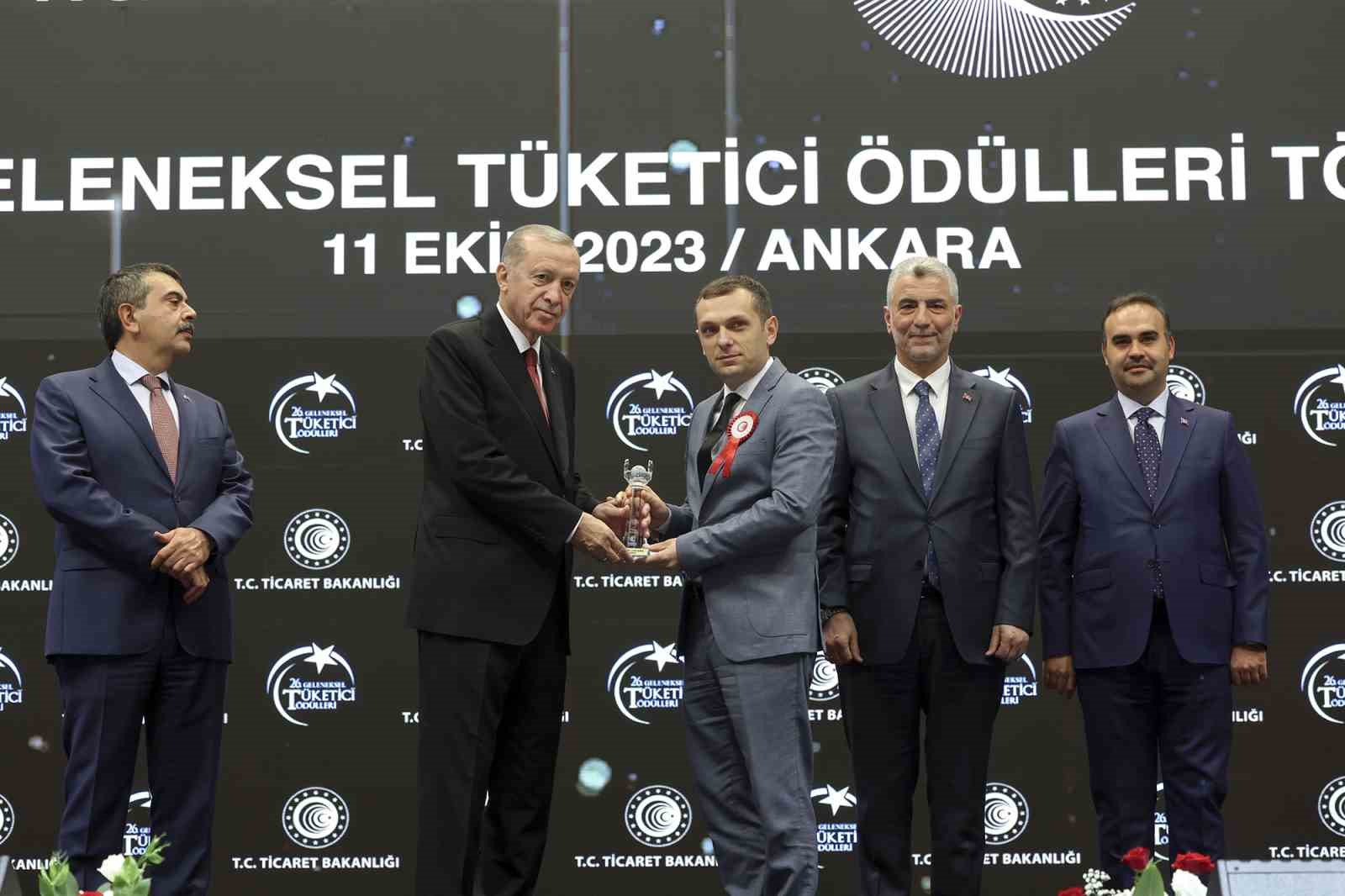 SUBÜ’lü akademisyene ödülünü Cumhurbaşkanı Erdoğan takdim etti