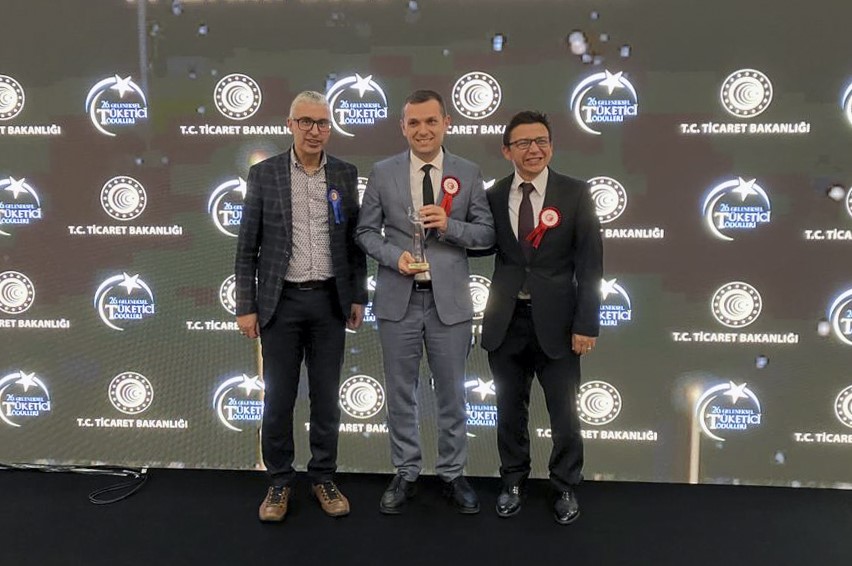 SUB&Uuml;&rsquo;l&uuml; akademisyene &ouml;d&uuml;l&uuml;n&uuml; Cumhurbaşkanı Erdoğan takdim etti
