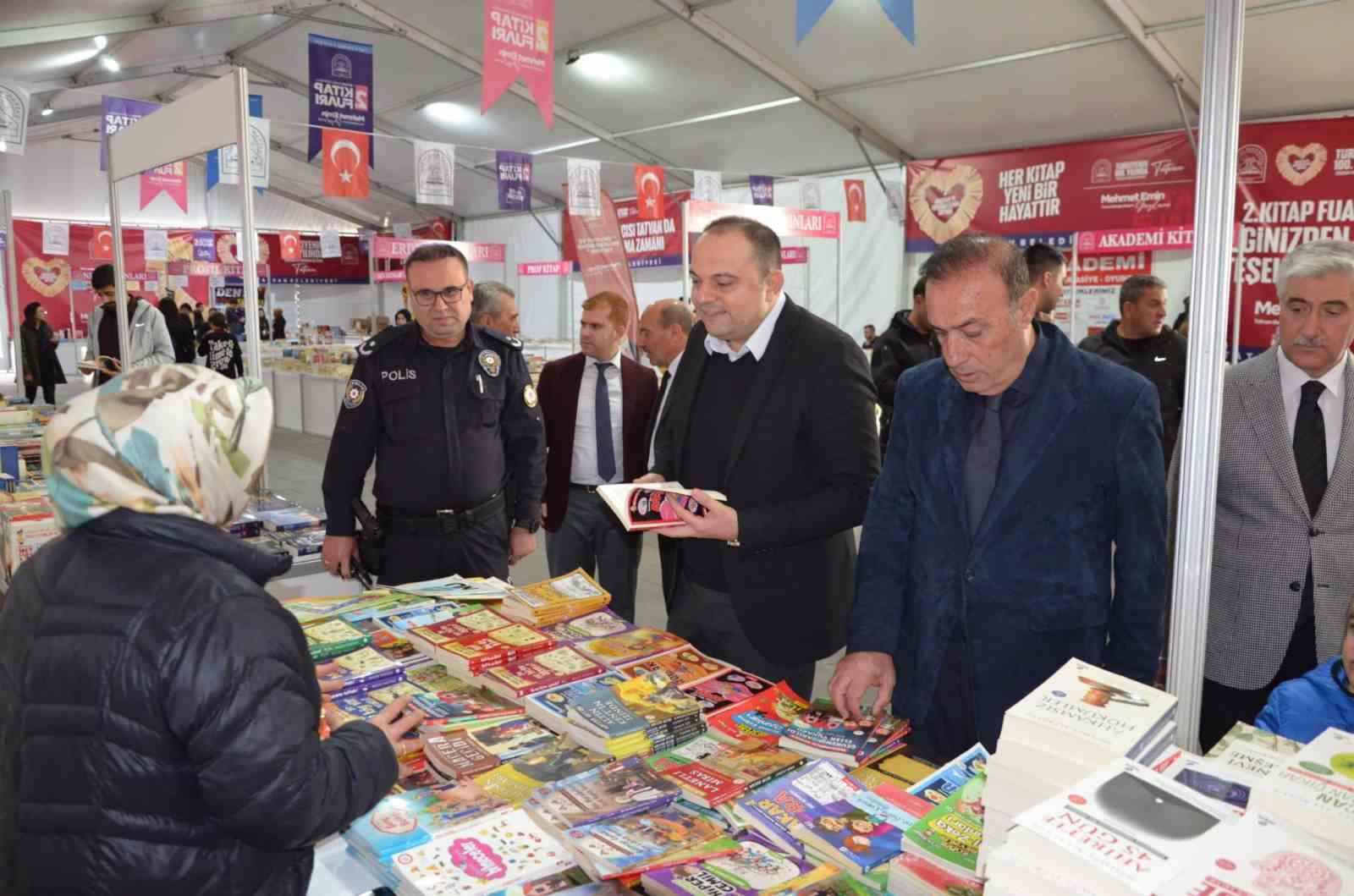 Tatvan Kaymakamı Demir Kitap Fuarı&rsquo;nı gezdi
