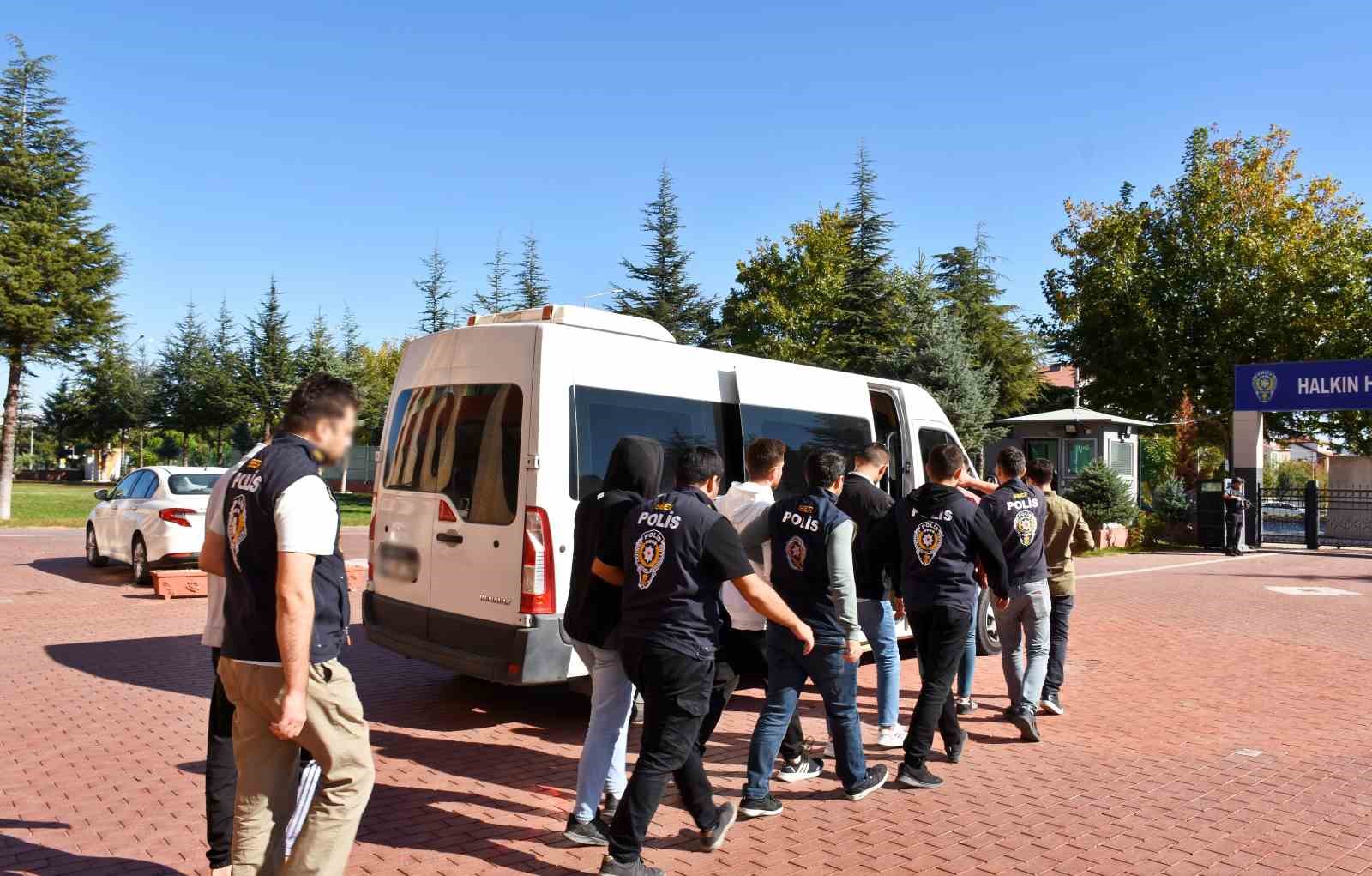 Sahte ilanla otomobil dolandırıcılığı yapan 4 şüpheli tutuklandı