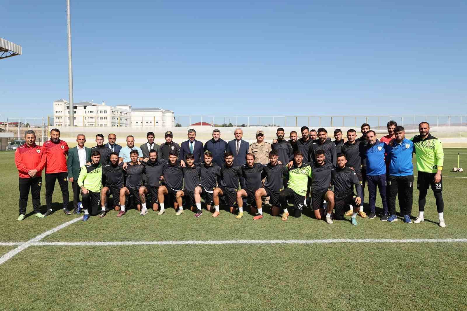 Muş Valisi Çakır, “Muşspor’un tüm maçlarını tribünden takip ediyorum”