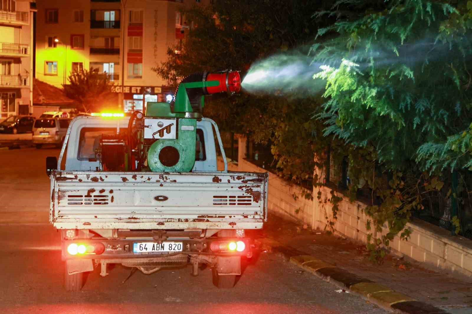 Uşak Belediyesi ekipleri ila&ccedil;lama &ccedil;alışmalarına devam ediyor
