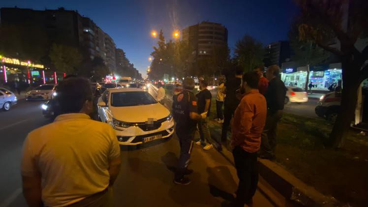 Diyarbakır&rsquo;da yolun karşısına ge&ccedil;mek isteyen yayaya otomobil &ccedil;arptı
