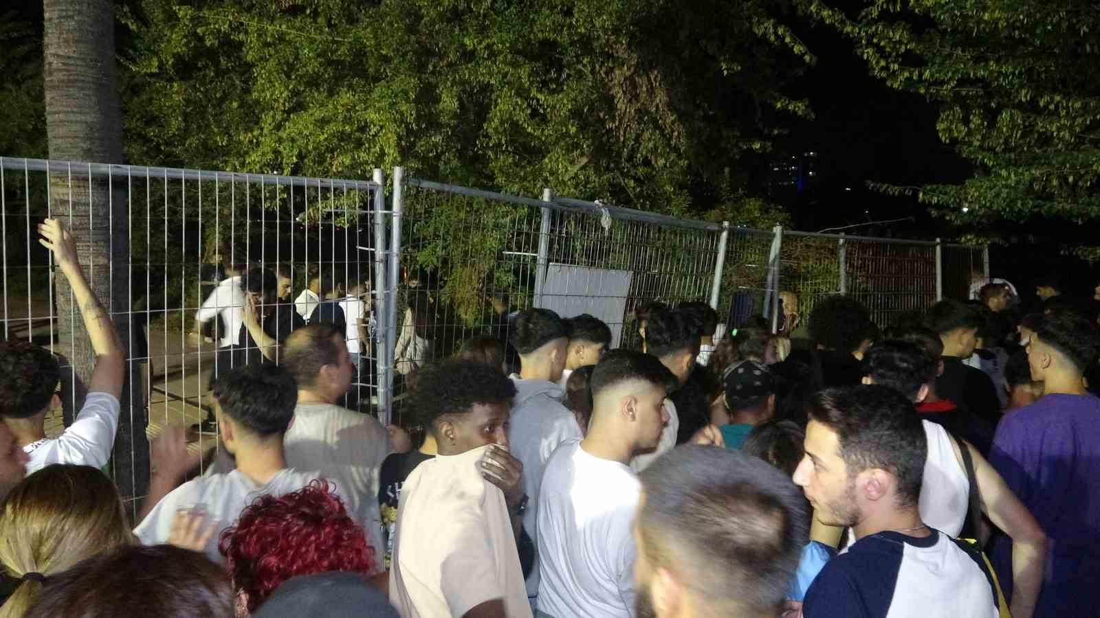 Adana’da Çukurova Rock Festivali’nde gençler bariyerleri bilet gişelerini yıkıp içeri girdi
